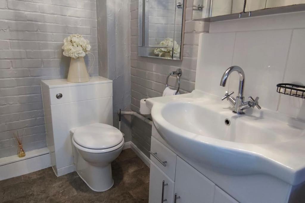 Windsor Cottage: Cosy, Charming, Full Of Character Bagian luar foto